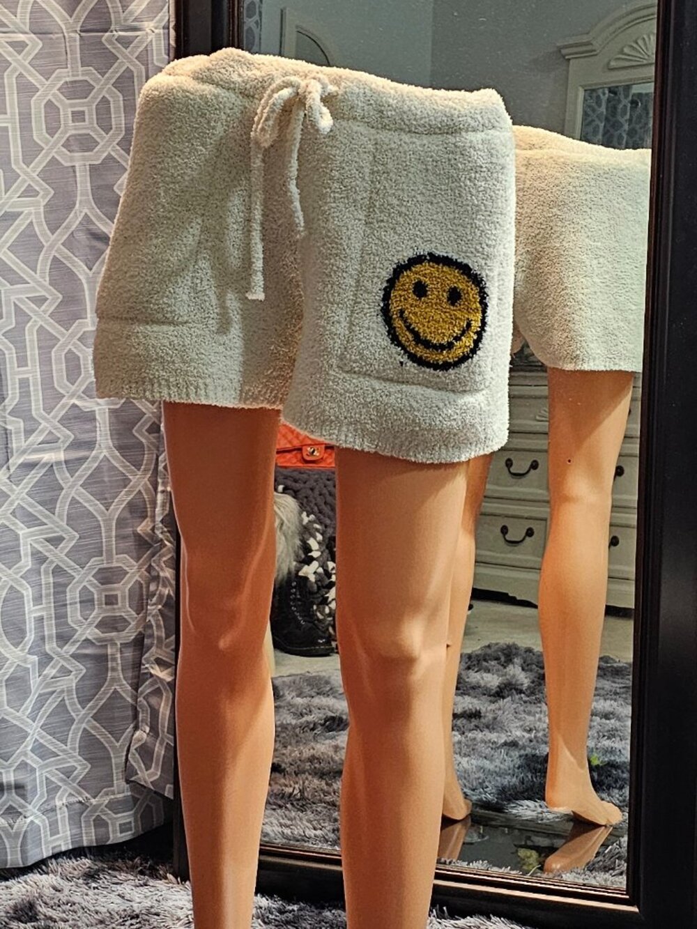 ComfyLuxe Fuzzy Smiley Lounge Shorts – Cream – Size M